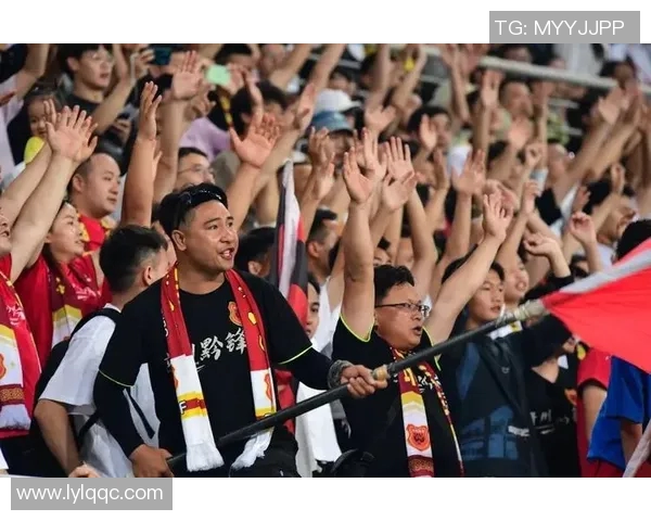 足球明星与观众互动搞笑瞬间引发全场欢笑的精彩时刻